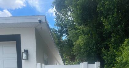 Charming 1-bedroom house in peaceful Tampa