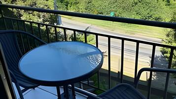 Apartment | Outdoor dining