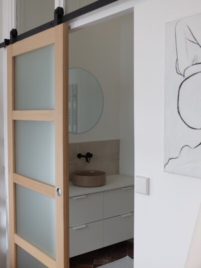 Large artist's apartment, charm & hyper center