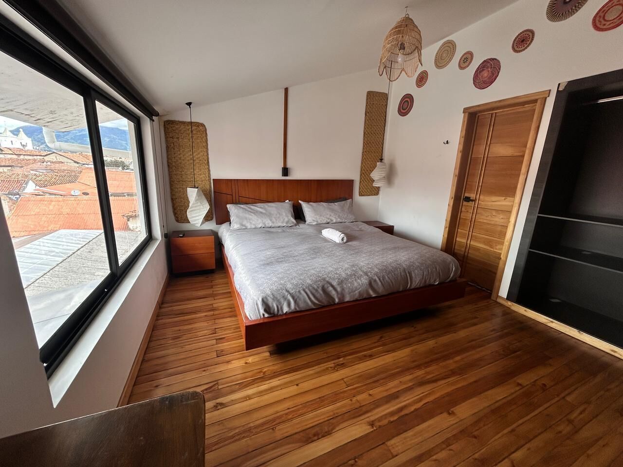 Suite estudio Premium | Ropa de cama hipoalergénica, edredón y escritorio 