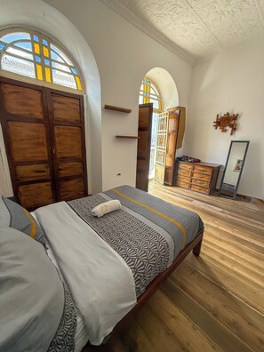 Classic-Doppelzimmer, Stadtblick | Schreibtisch, laptopgeeigneter Arbeitsplatz