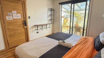 Escritorio y espacio para trabajar con laptop