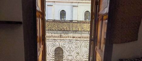 Klassieke tweepersoonskamer, uitzicht op de stad | Een bureau, een laptopwerkplek