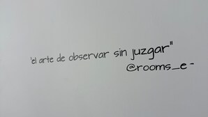 A white wall with text in Spanish and a partial email address. - Hotel Dubai (Cuenca)