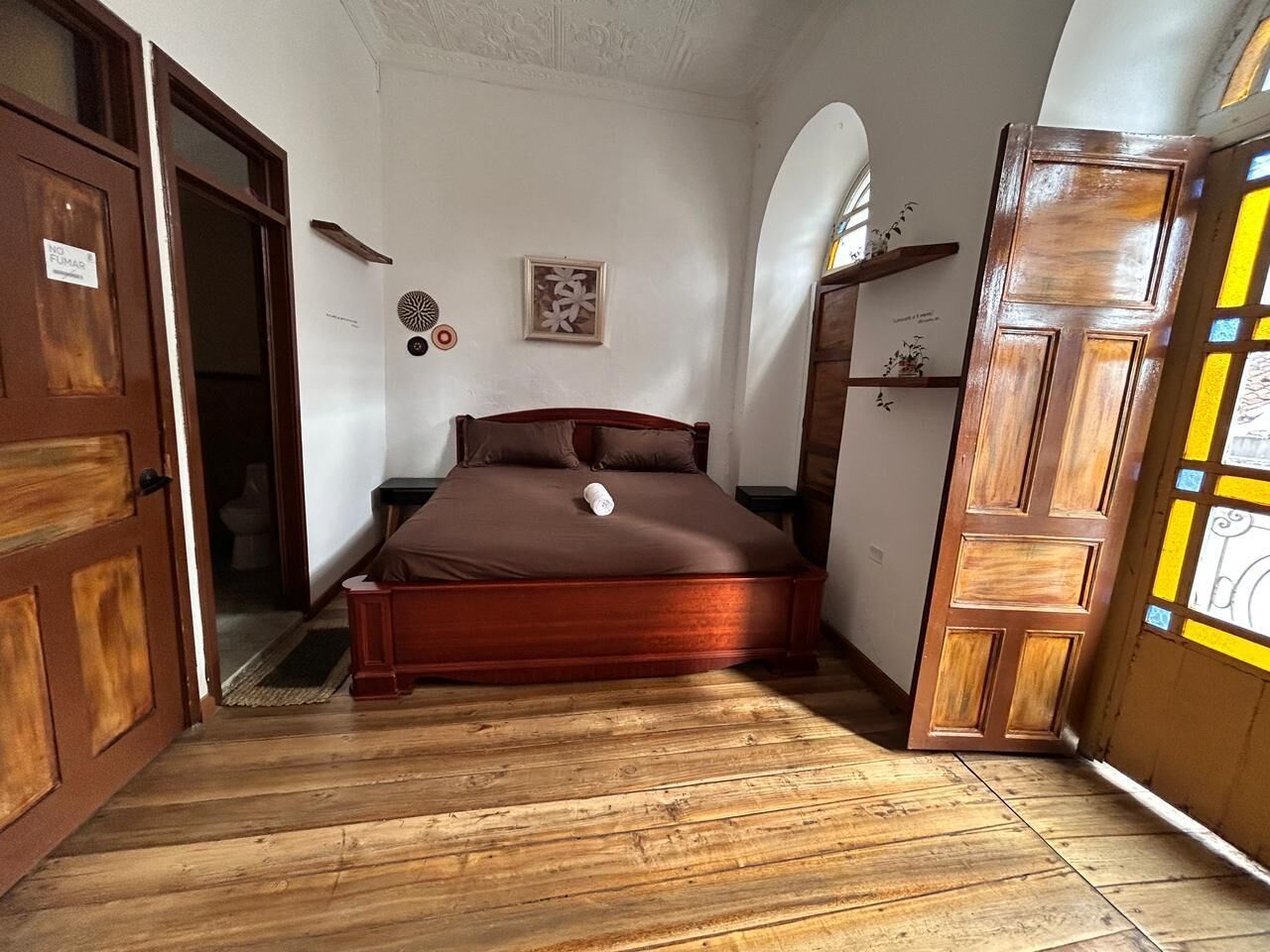 Habitación tradicional | Ropa de cama hipoalergénica, edredón y escritorio 