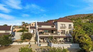 Vista frontal de la propiedad