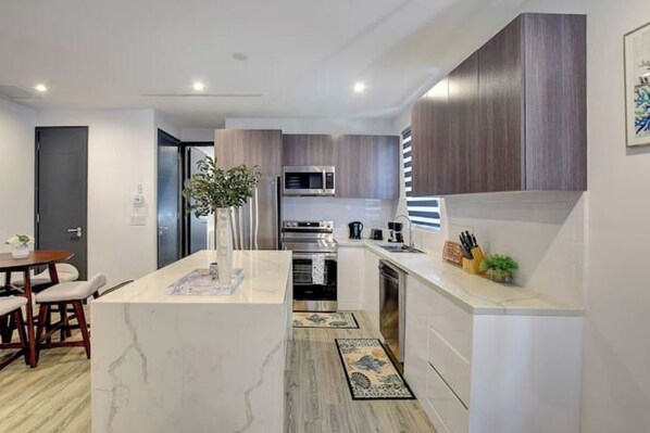 Microondas, horno, parrilla de estufa y lavavajillas 