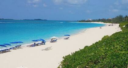 Best Location Steps to Atlantis & Restaurants!
