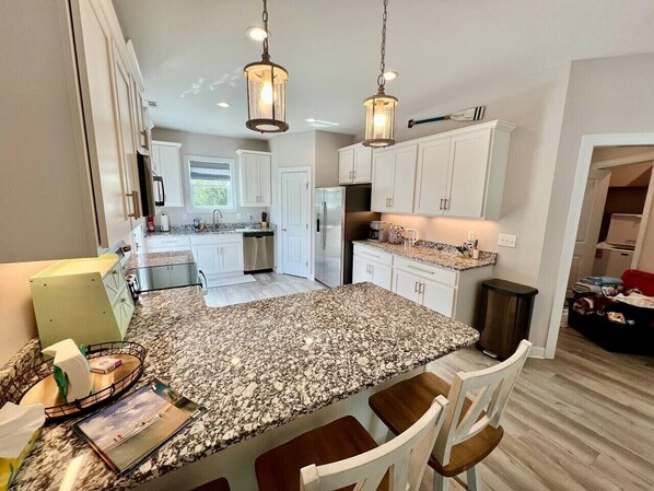 Réfrigérateur, four à micro-ondes, un four, surface de cuisson