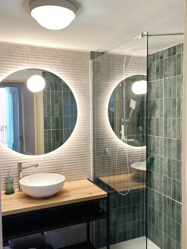 Dusche, Haartrockner, Handtücher, Seife