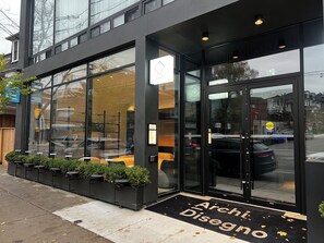 Exterior detail - Luxury One Bedroom, ensuite bathroom, in suite laundry & concierge services (Toronto)