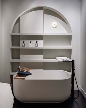 Sèche-cheveux, serviettes fournies, savon, shampoing