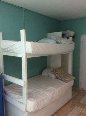 6 bedrooms, iron/ironing board, WiFi, bed sheets