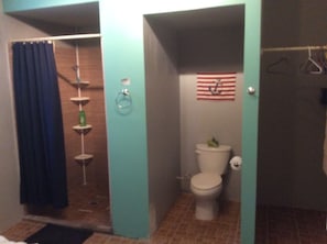 Shower, jetted bath, hair dryer, towels