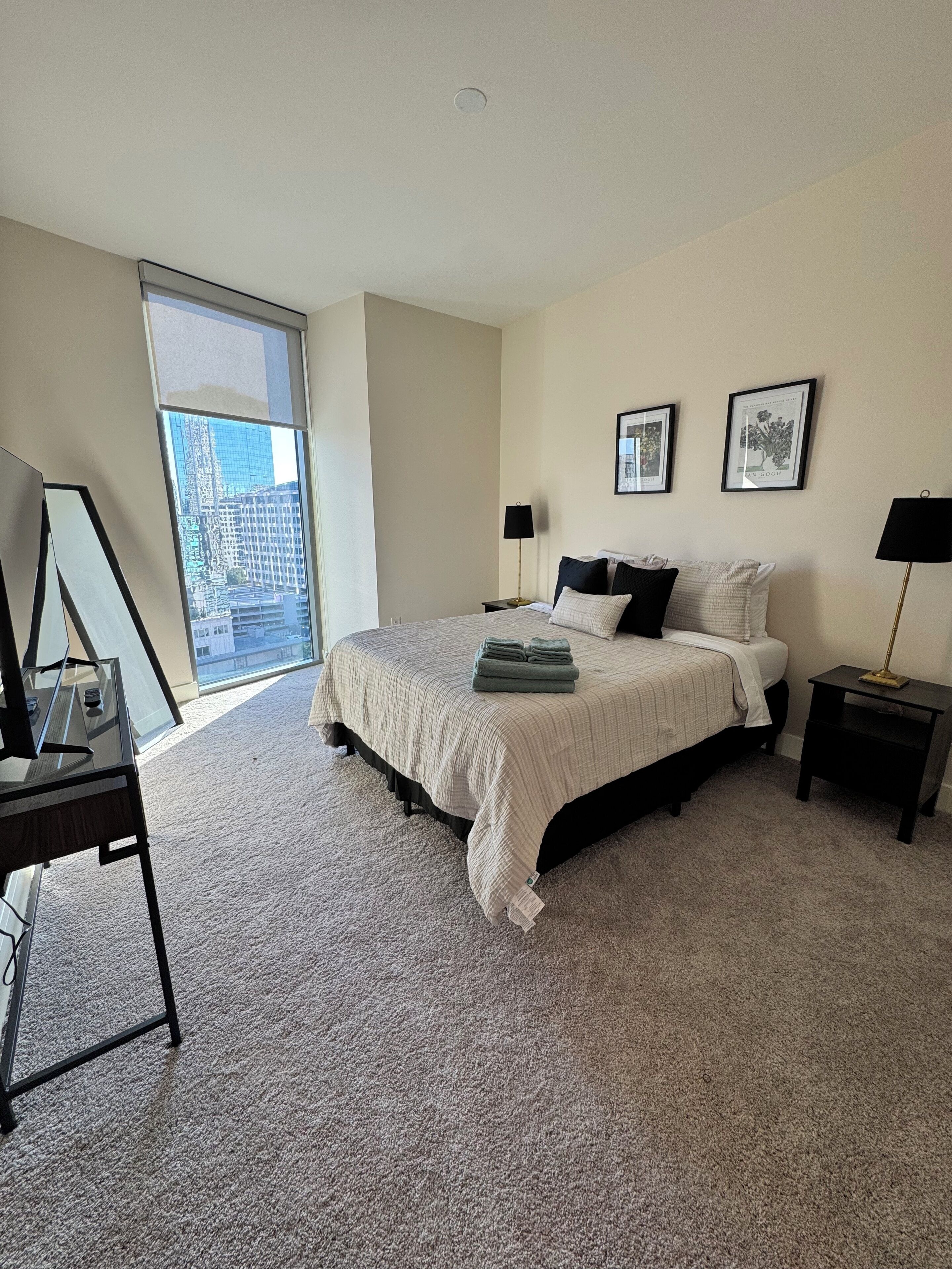 3 slaapkamers, een strijkplank/strijkijzer, wifi, beddengoed