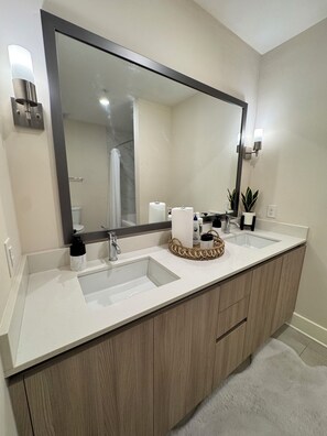 Haartrockner, Handtücher, Seife, Toilettenpapier