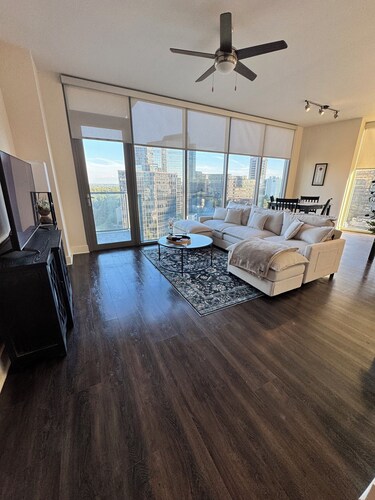 Luxury Penthouse - Skyline Views