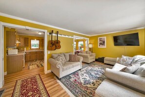 Smart TV, stereo - Lakeside Escape - 4BR/2BA Retreat 2hrs from Boston (Stoddard)