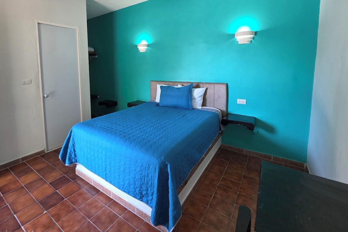 Double Room | Laptop workspace, free WiFi