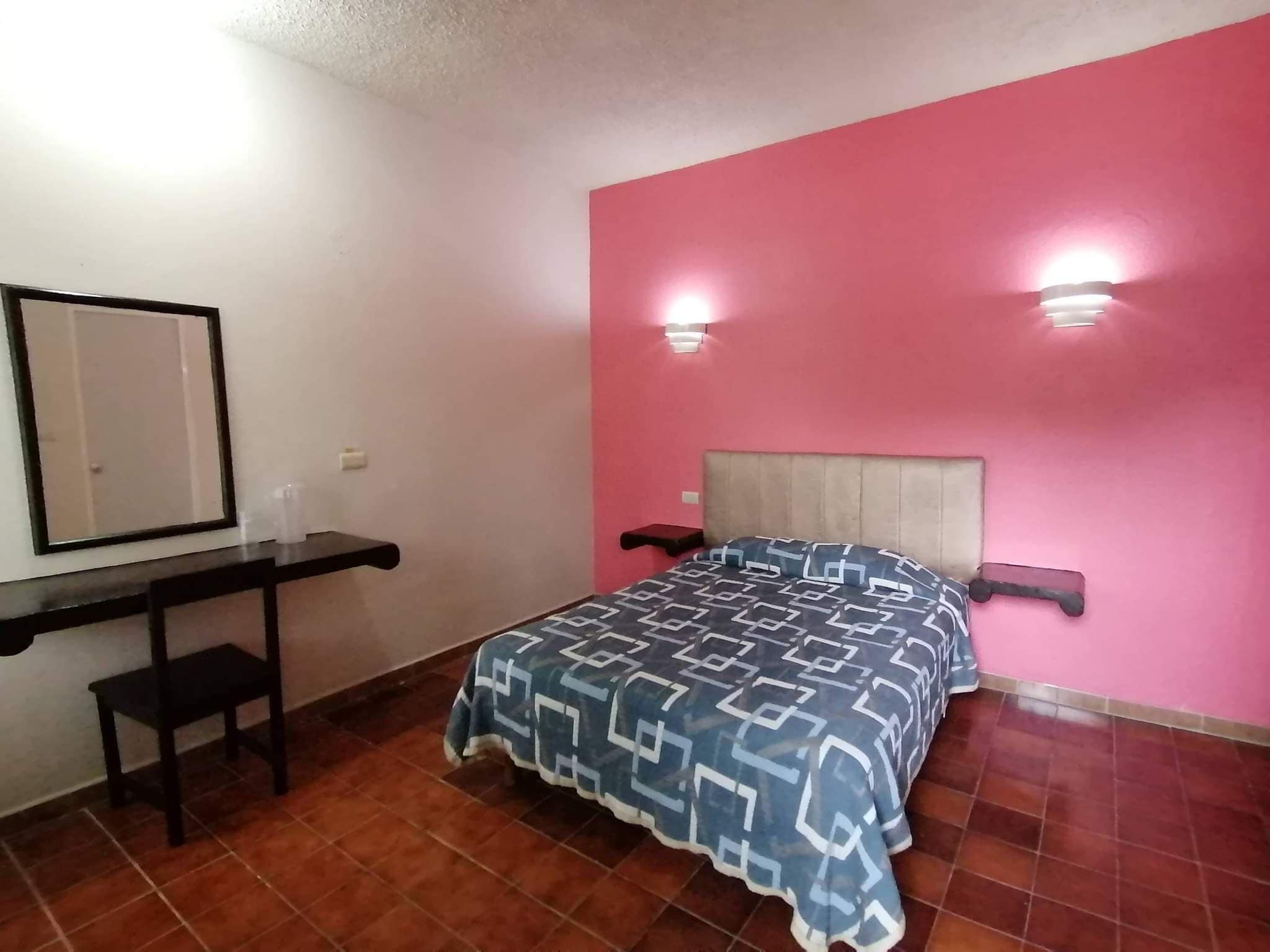 Habitación doble | Espacio para trabajar con laptop y wifi gratis 
