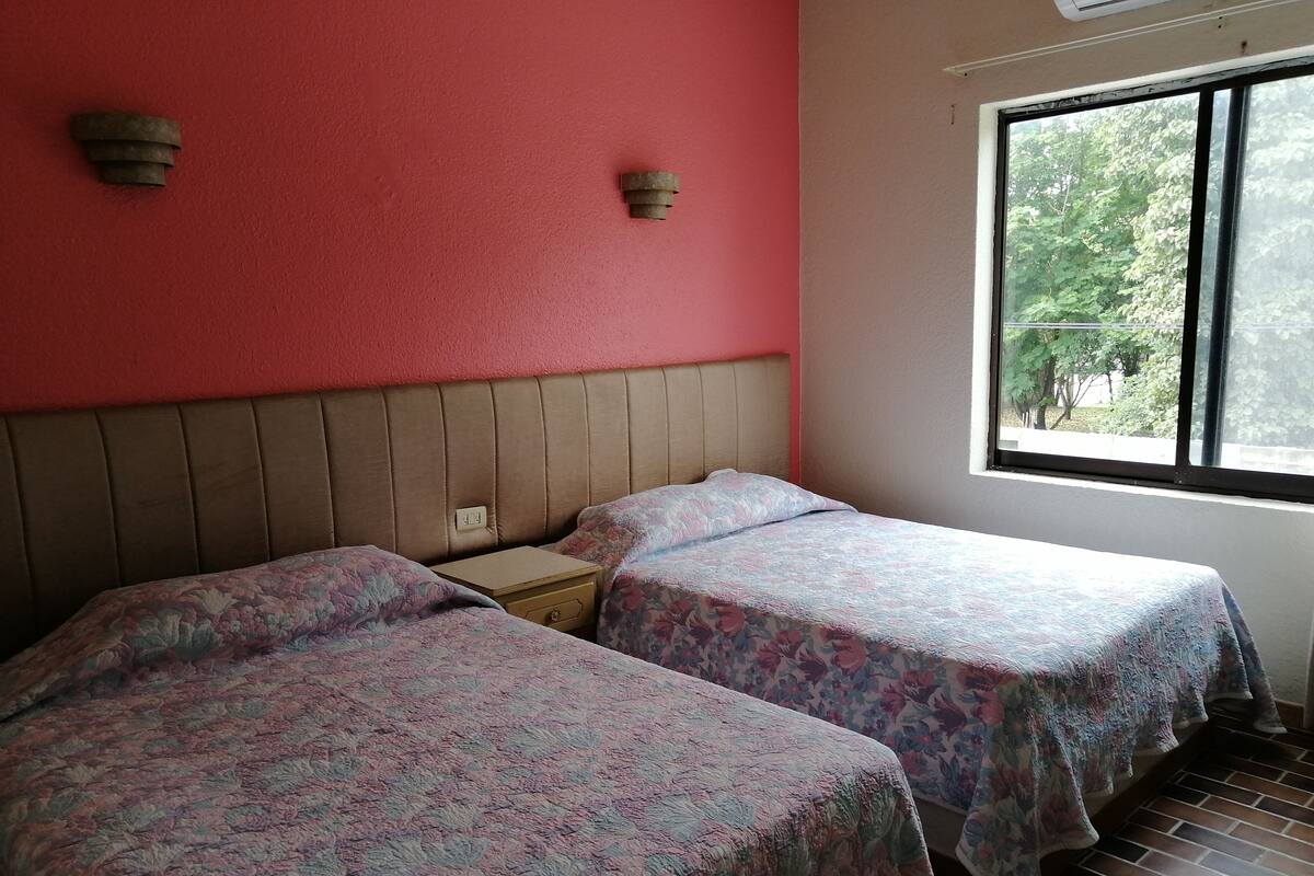 Quadruple Room | Laptop workspace, free WiFi