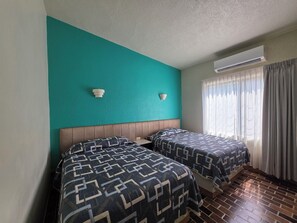 Habitación cuádruple | Espacio para trabajar con un portátil y wifi gratis