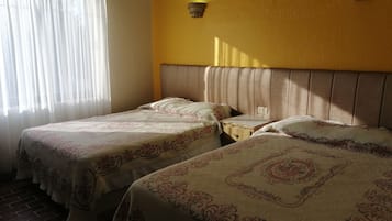 Habitació quàdruple | Espai de treball apte per a portàtils i wifi gratuïta