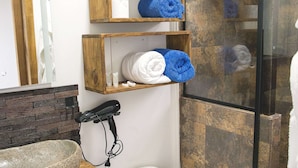 Maison, 1 très grand lit, vue vignoble | Salle de bain