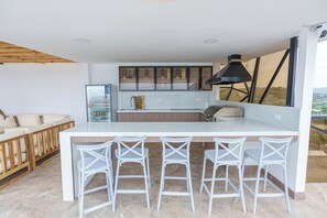 Refrigerador, microondas, parrilla de estufa y cafetera y tetera