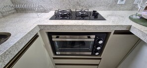 Apartamento básico | Cozinha privada | Geladeira, micro-ondas, talheres/pratos/utensílios de cozinha