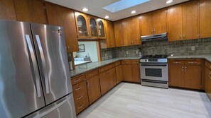 Microwave, oven, stovetop, dishwasher - Pine Woods Home (Langley)