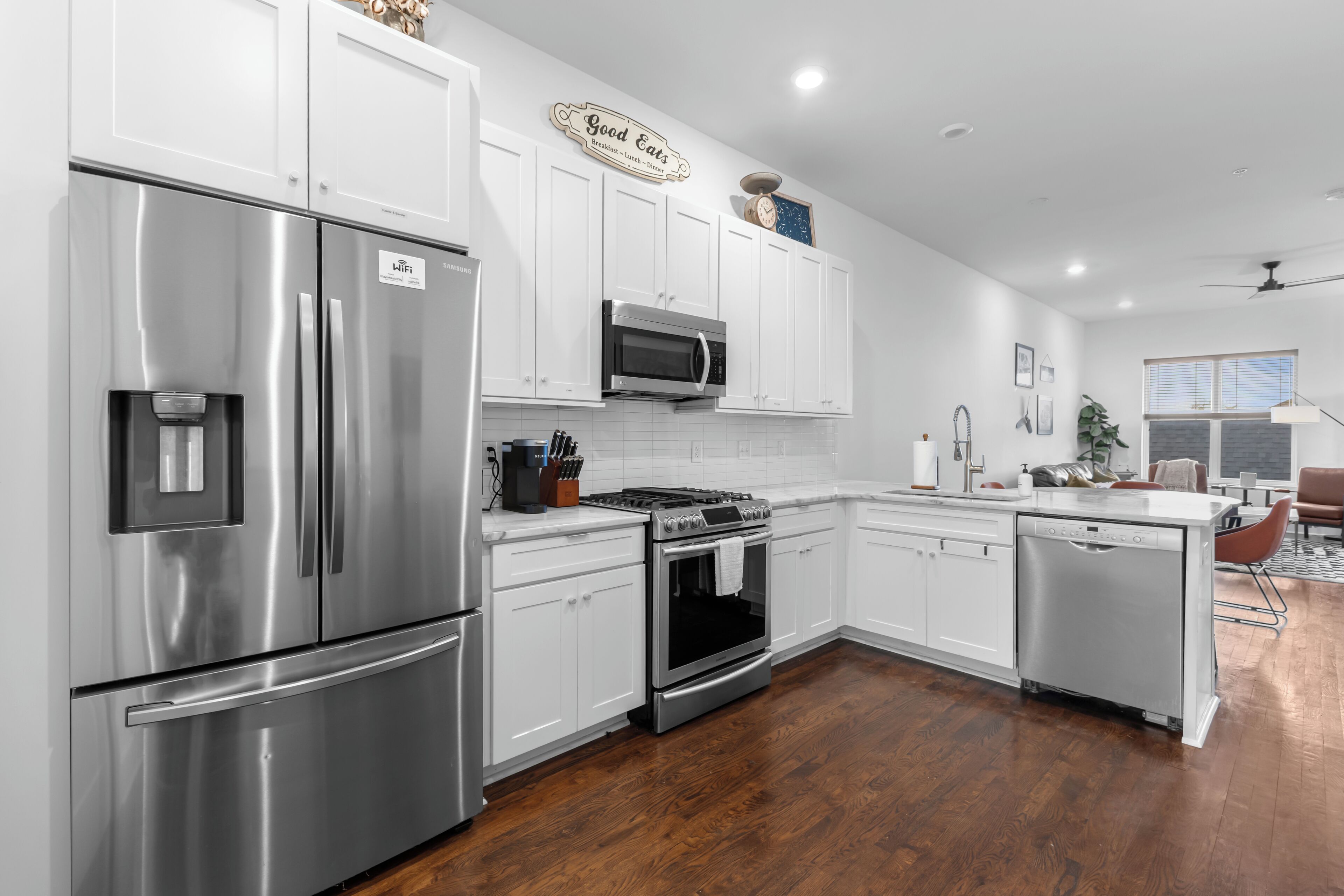 Réfrigérateur, micro-ondes, four, plaque de cuisson