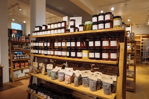 A store with shelves of honey jars and spice packets. - Hotellerie De L'abbaye Du Désert (Thil)