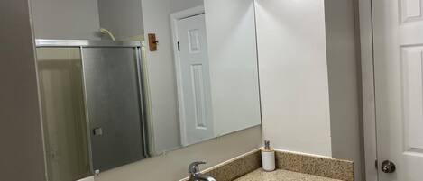 Haartrockner, HandtĂŒcher, Toilettenpapier