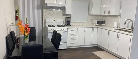 Réfrigérateur, micro-ondes, four, plaque de cuisson