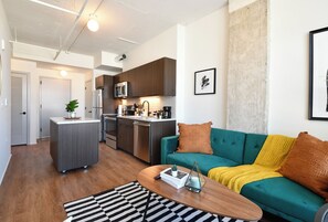 Living area - Urban Oasis with Parking and Walking Distance to Metro (Alexandria)