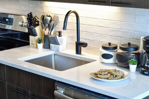 Private kitchen - Urban Oasis with Parking and Walking Distance to Metro (Alexandria)