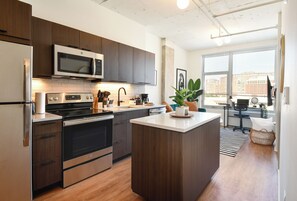 Private kitchen - Urban Oasis with Parking and Walking Distance to Metro (Alexandria)