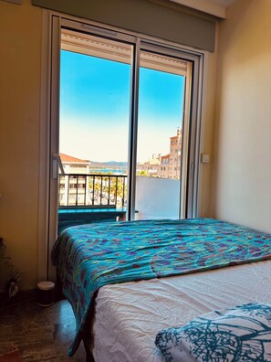 Iron/ironing board, WiFi, bed sheets - Sea-View Studio on Top Floor with Balcony by the Beach – Port de Hyères (Hyères)