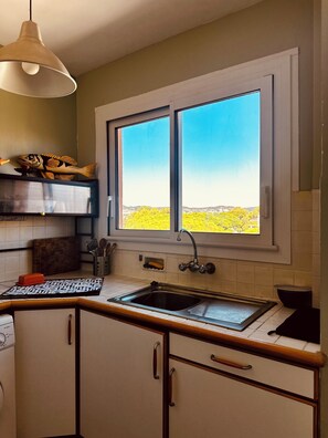 Microwave, oven, stovetop - Sea-View Studio on Top Floor with Balcony by the Beach – Port de Hyères (Hyères)