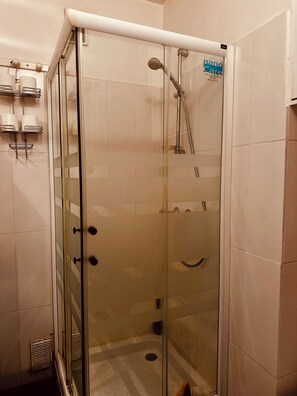 Dusche, Handtücher, Seife, Toilettenpapier