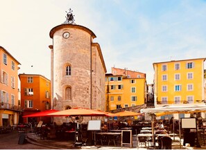 Outdoor dining - Sea-View Studio on Top Floor with Balcony by the Beach – Port de Hyères (Hyères)