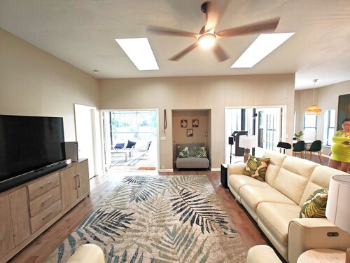 Pool Villa with Hot Tub, sleeps 6, 15 min to Lido Key Beach