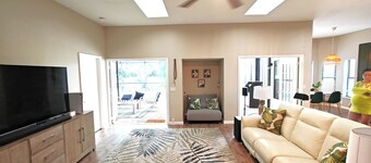 Pool Villa with Hot Tub, sleeps 6, 15 min to Lido Key Beach