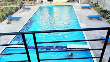 สระว่ายน้ำกลางแจ้ง, เก้าอี้อาบแดดริมสระ