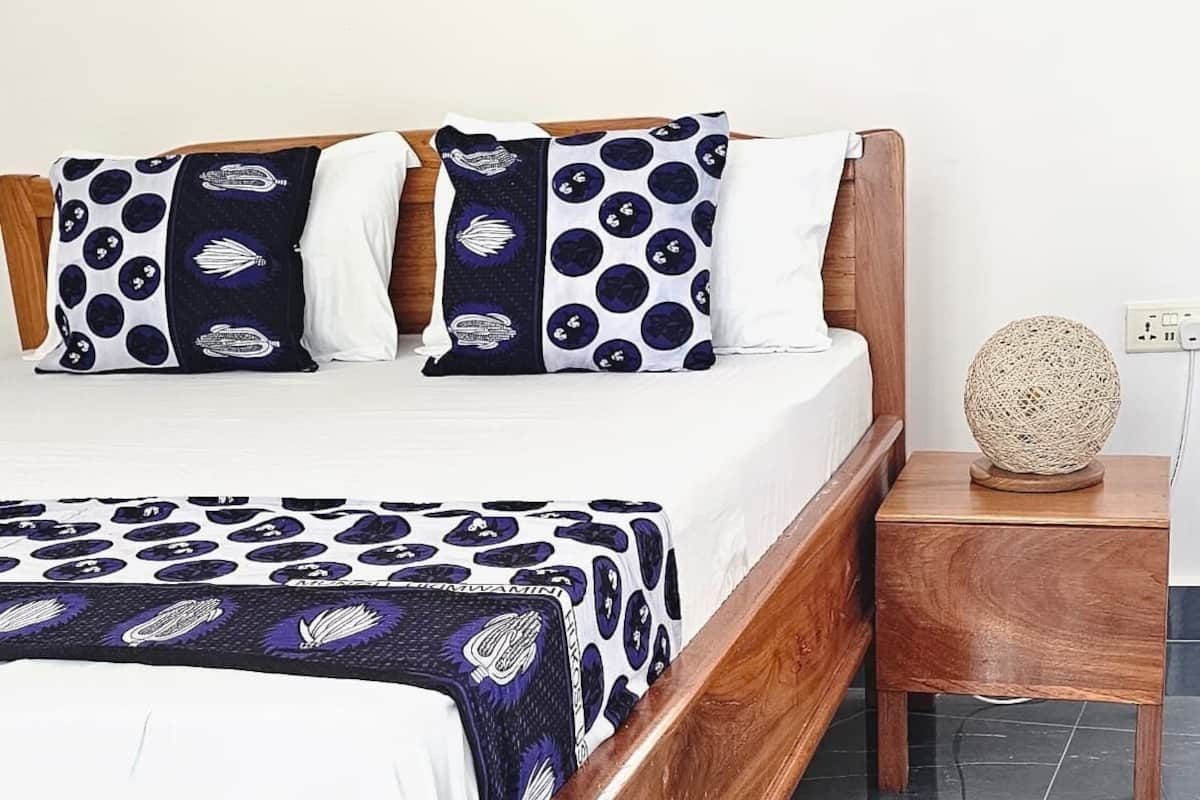Premium bedding, desk, laptop workspace, WiFi (free)