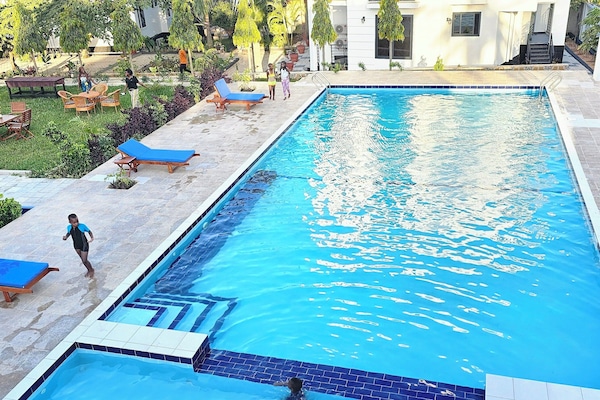 Utendørsbasseng og solsenger