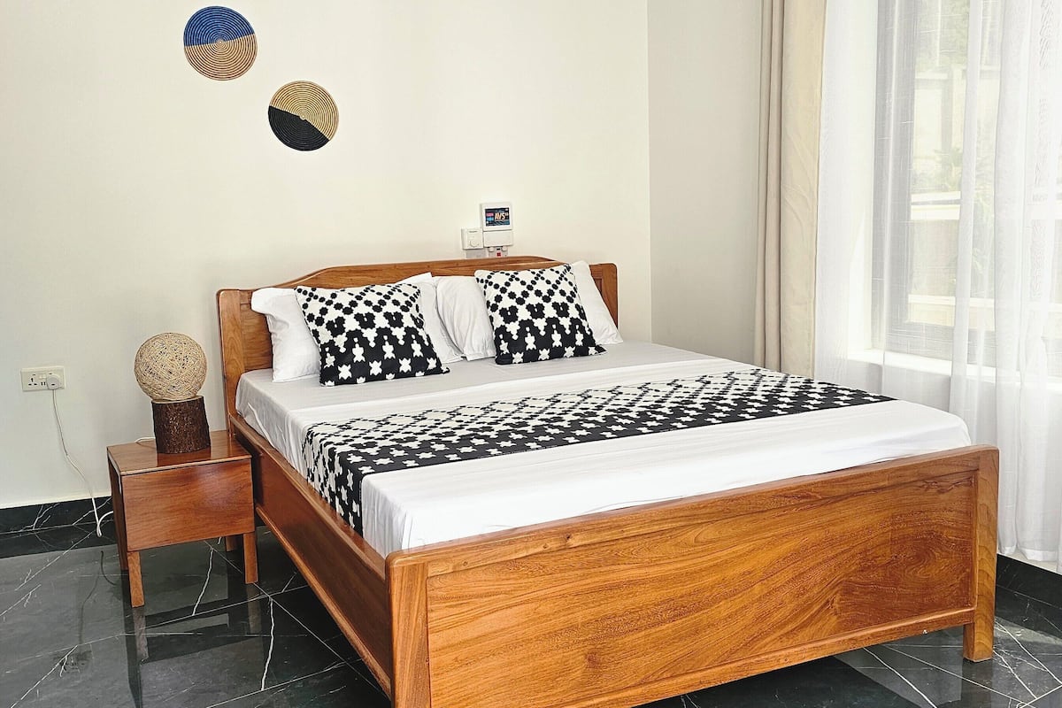 Premium bedding, desk, laptop workspace, WiFi (free)
