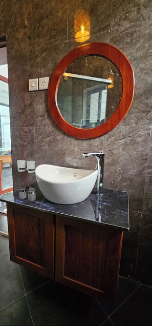 Deluxe Double or Twin Room, Private Bathroom, Garden View | Bathroom | Shower, free toiletries, towels, soap