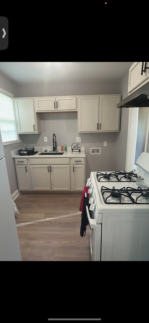 Microondas, horno, placa de cocina